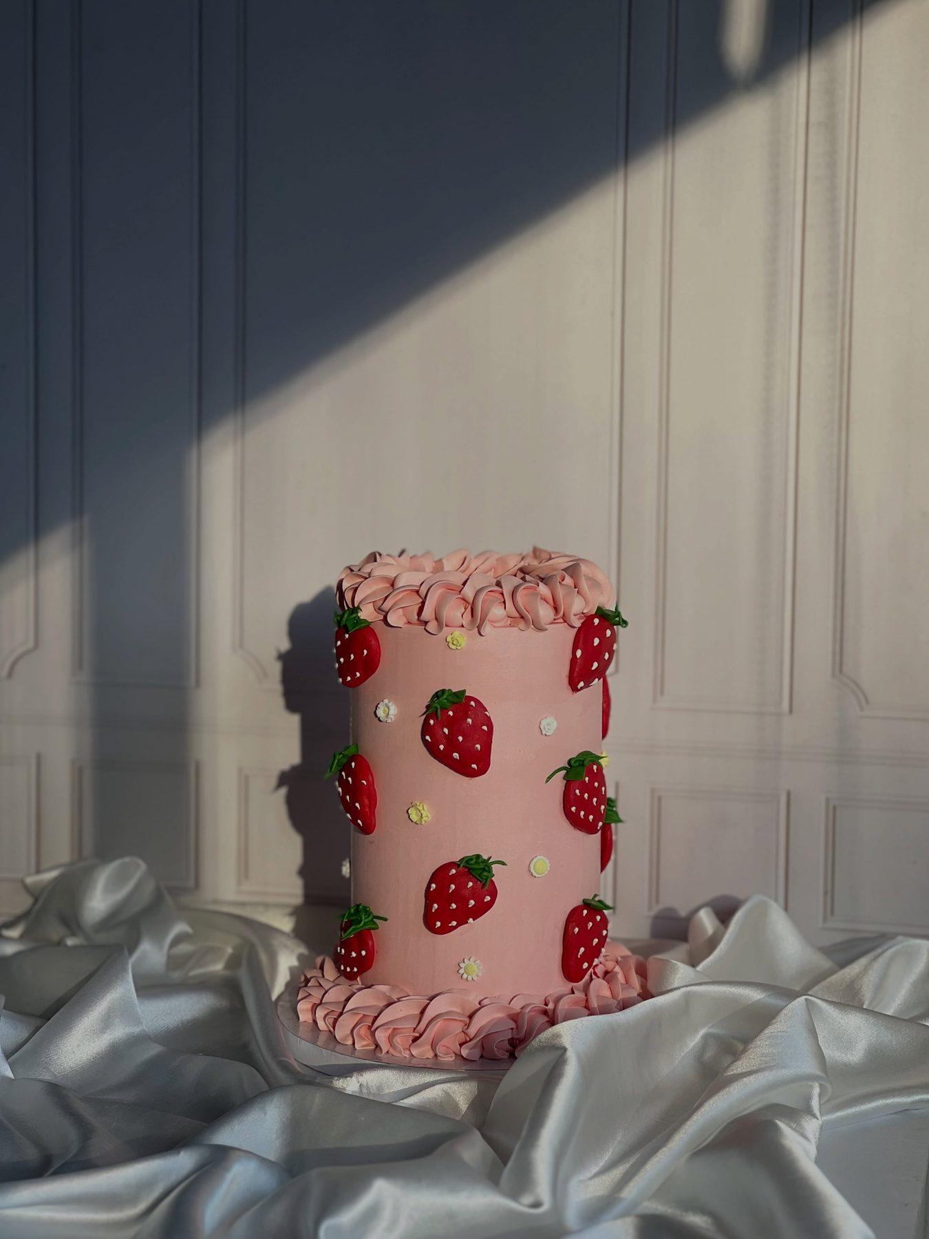 Cake finished with strawberry decoration